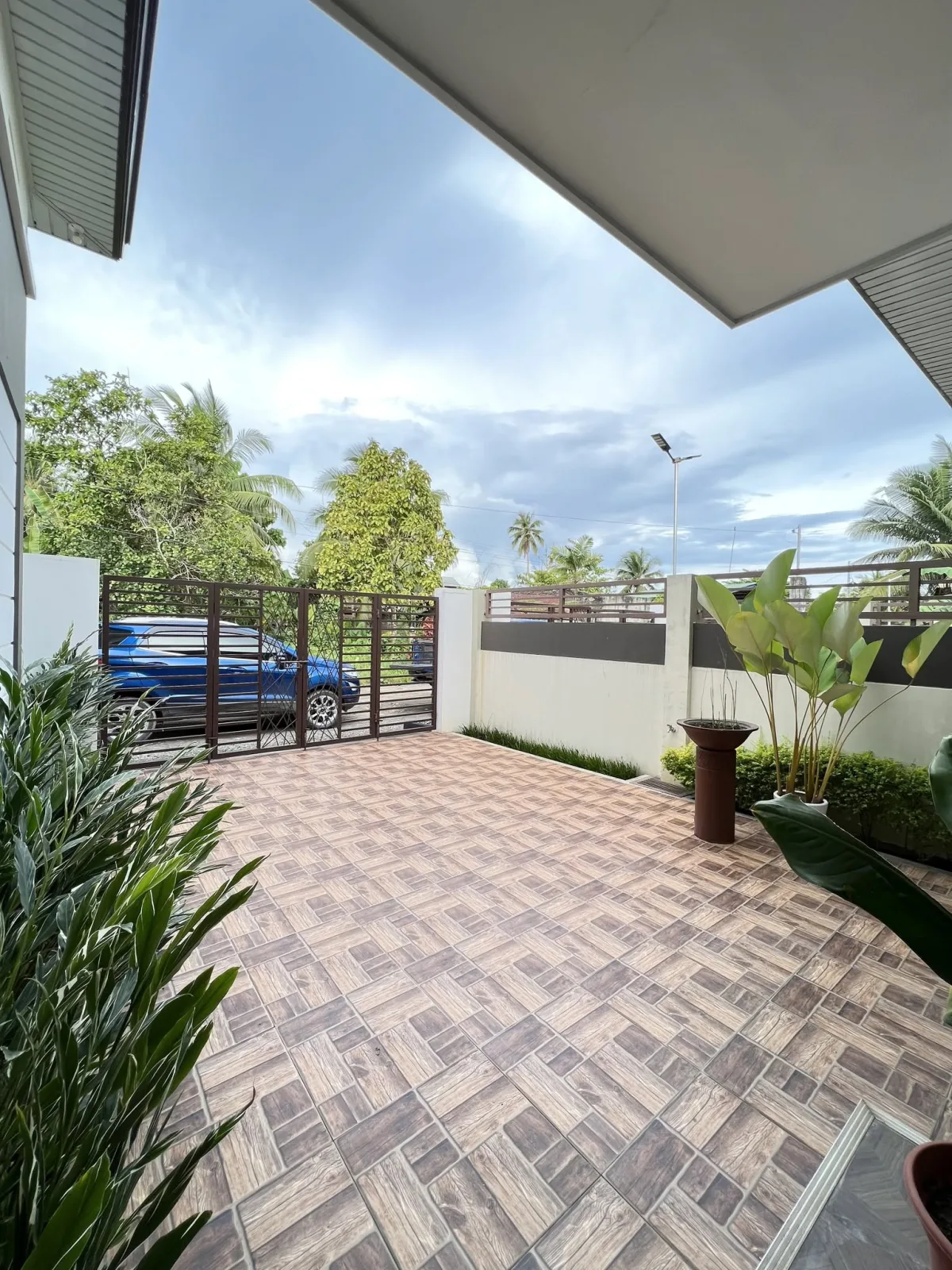Front courtyard parking